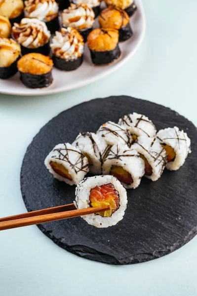 Sushi Rolky Lososem Daikonem — Stock fotografie