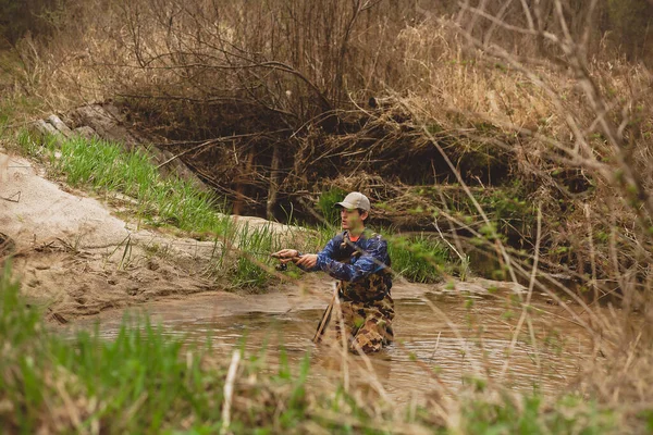 Jongeman Casting Hengel Kreek Water — Stockfoto