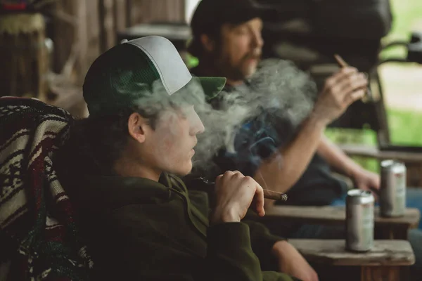 Jóvenes Fumando Cigarro Con Papá — Foto de Stock