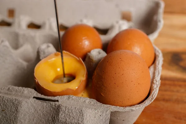Batendo Ovo Sua Própria Casca Com Pequeno Liquidificador Vários Ovos — Fotografia de Stock