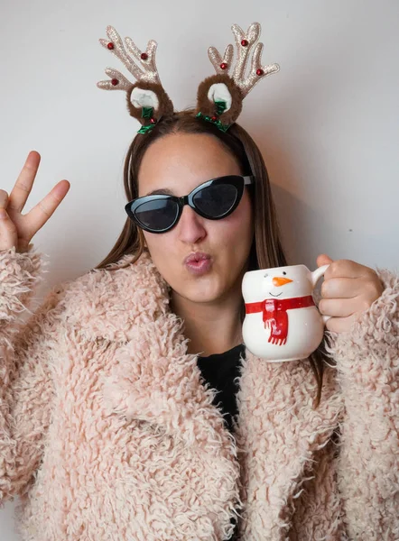 Mädchen Genießt Weihnachten Mit Latte Und Rentier Stirnband — Stockfoto