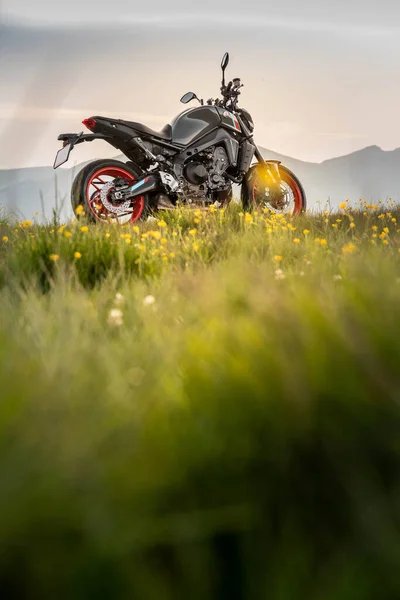 Motocicleta Desde Una Perspectiva Baja Con Montañas Parte Trasera — Foto de Stock