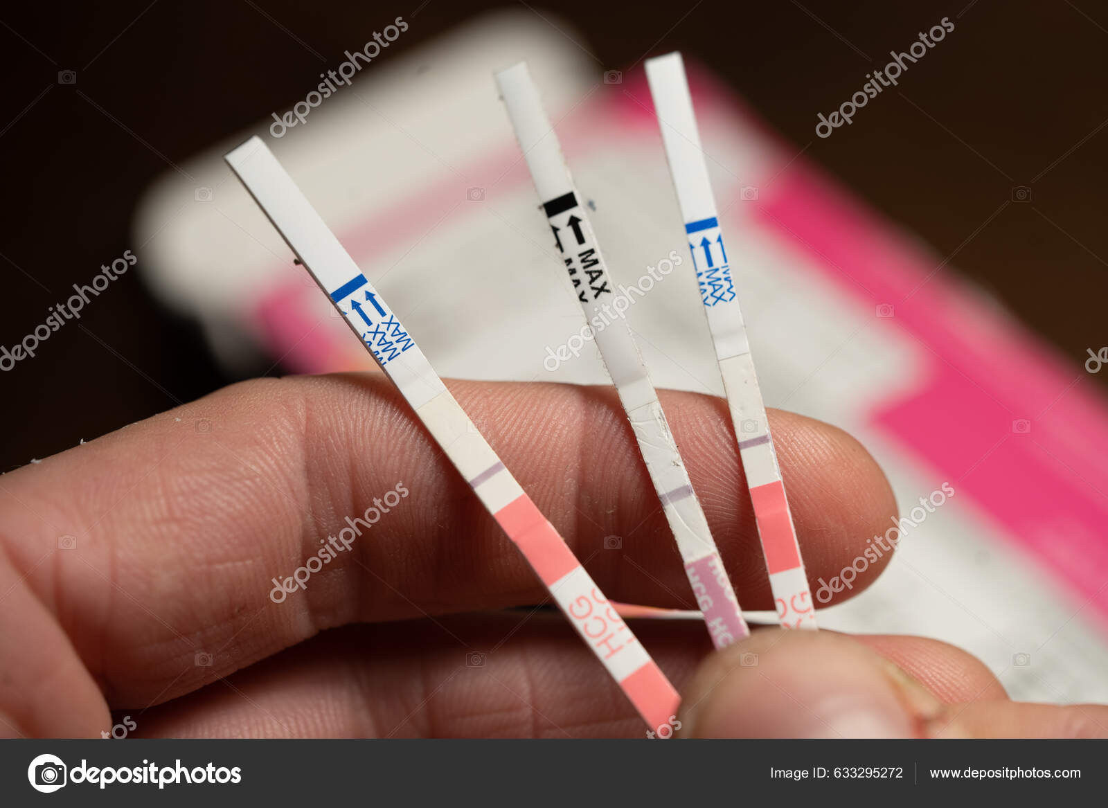 Hombre Mantenga Hcg Negativo Prueba Embarazo Con Sus Dedos Primer Foto de stock 633295272 Cavan