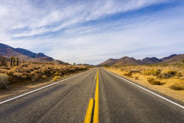 Çölde dağların manzarası