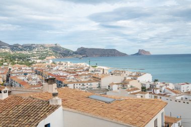 Altea, İspanya: 15 Kasım 2022: 2022 'de İspanya' nın Valencia kentindeki Altea kentinin sokaklarının panoraması.