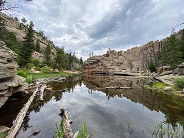 Colorado 'daki bir dağ gölünün yansımaları.