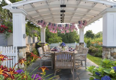 Bahçe pergola altında 4 Temmuz parti masası