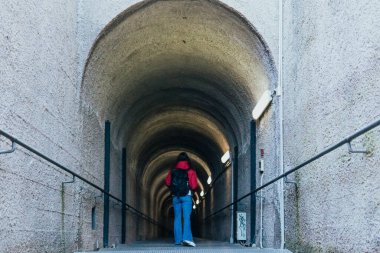 Sırt çantalı kadın Stone Köprüsü 'nü geçiyor