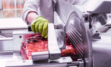 Biftek bıçağıyla biftek doğrayan kasap.