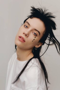 yakın çekim portriat akan ile ağlayan bir kadın makyaj