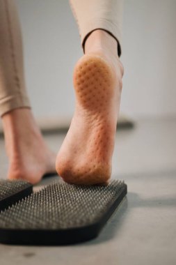 Tahtadaki kadın rehberi keskin metal tırnaklı sadhu yoga tahtası.