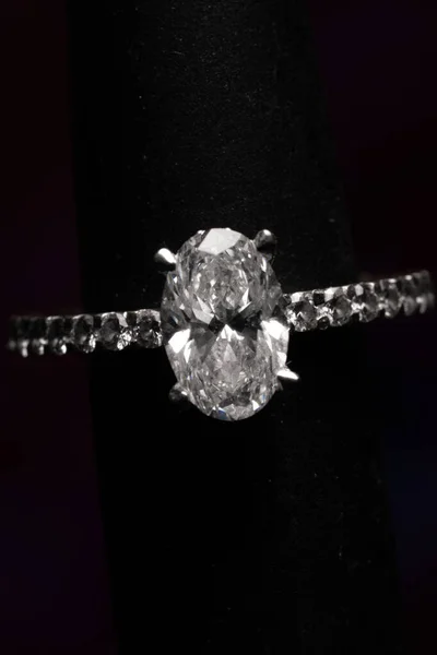 Beautiful Shiny Solitaire Diamond Ring Dark Background — Stock Photo, Image