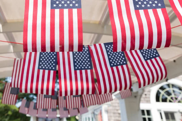 Sznurki Amerykańskich Flag Wiszące Jako Wystrój Strony Lipca — Zdjęcie stockowe