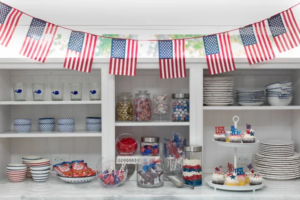 7月4日のお菓子とカップケーキの展示 — ストック写真