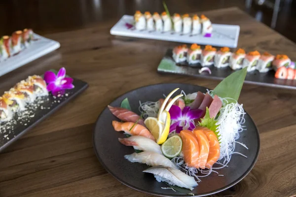 Kleurrijke Borden Van Sashimi Sushi Een Aziatische Zeevruchten Restuarant — Stockfoto