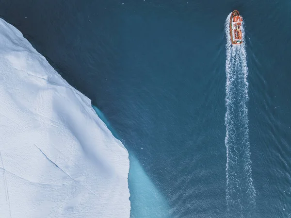 Havadan Bakıldığında Büyük Buzdağlarının Yakınında Küçük Bir Tekne — Stok fotoğraf