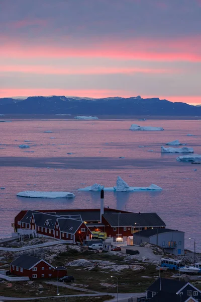 Kolorowe Domy Mieście Ilulissat Góry Lodowej Tle — Zdjęcie stockowe
