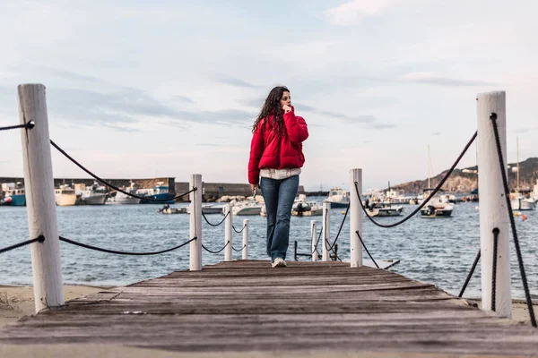 Γυναίκα Που Περπατάει Στην Ξύλινη Προβλήτα Μπροστά Στη Θάλασσα — Φωτογραφία Αρχείου