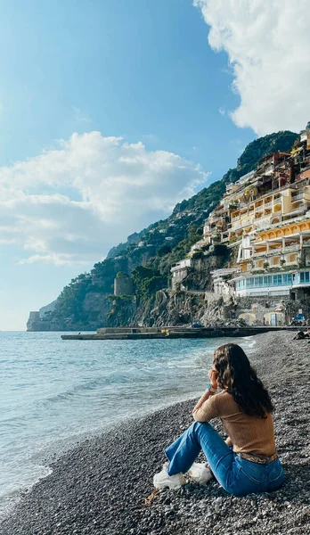 アマルフィ海岸の家や山に石の上に座っている女性は — ストック写真