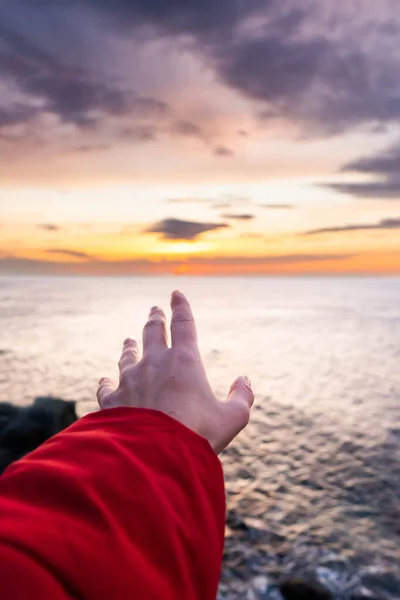 Рука Людини Проти Заходу Сонця Морі — стокове фото