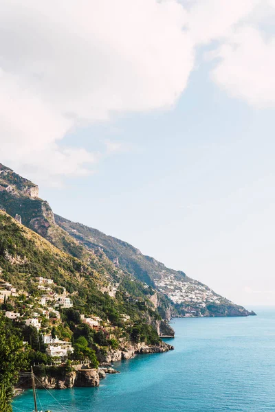 Talya Nın Amalfi Kıyısında Beyaz Evleri Olan Dağlar — Stok fotoğraf