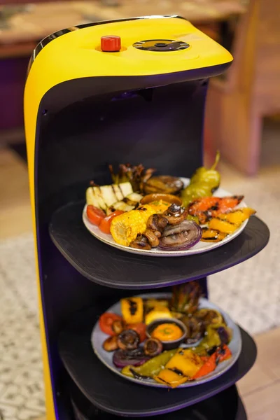 Różne Grillowane Warzywa Noszone Przez Kelnera Robota — Zdjęcie stockowe