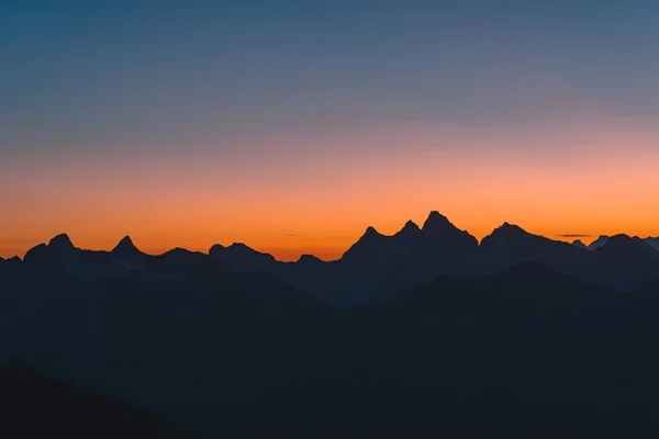 Glorioso Nascer Sol Mochila Nas Montanhas — Fotografia de Stock