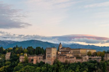 Granada, İspanya 'daki Alhambra Sarayı' nın arka planında kar kaplı Sierra Nevada dağları var...