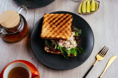 Tavuklu, peynirli ve otlu sandviç.