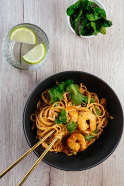 Kavanozda karidesli Asya baharatlı erişte.