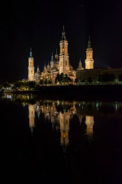 Zaragoza 'daki Nuestra Katedral Bazilikası Senora del Pilar. Ebro Nehri 'nin diğer tarafından bakış açısı