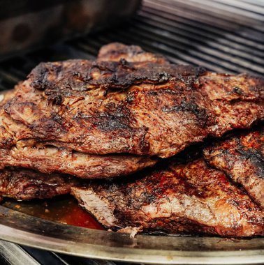 Izgarada kızarmış biftek ama fazla pişmiş.