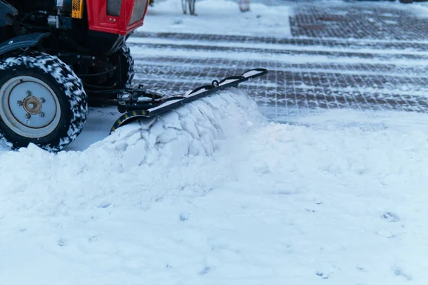 スノープロートラクターは路上の雪を除去し — ストック写真