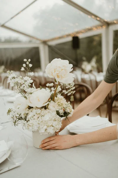 Флорист Расставляет Белый Пионерский Цветок Свадебном Столе — стоковое фото