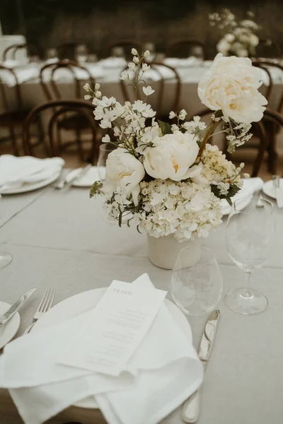 Wedding White Roses Vase Table Decoration — Φωτογραφία Αρχείου