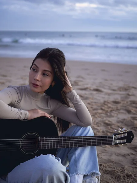 Young Woman Guitar Sitting Close Ocean — Stok fotoğraf