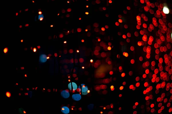 Κόκκινες Γιρλάντες Στο Παράθυρο Φώτα Στο Σκοτάδι Κόκκινες Λάμπες Εσωτερικές — Φωτογραφία Αρχείου