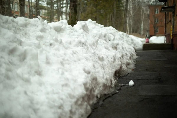 Domu Hodně Sněhu Venku Hora Sněhu Uvolněn Cesty Sedimentu Podrobnosti — Stock fotografie
