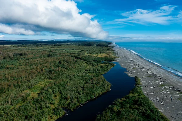 Уайлдернес Берегова Лінія Хмарами Зеленим Лісом Величною Річкою — стокове фото