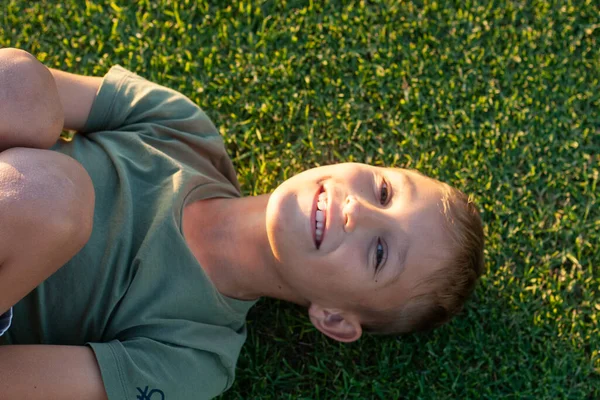 Хлопчик Лежить Траві Поля Гольфу Острові Тенерифе — стокове фото