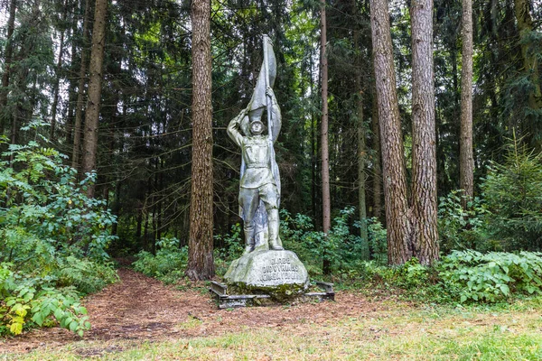 グラウタス公園の英雄たちへの栄光の記念碑 ソビエト時代の彫像の彫刻庭園 ソビエトのイデオロギー的な遺物 リトアニアのDruskininkai 2022年9月12日 — ストック写真