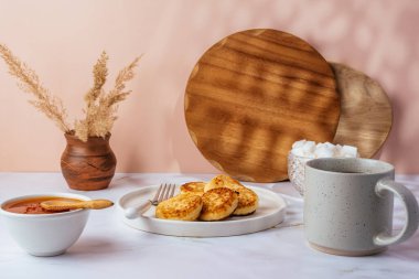 Tabakta peynirli krep, çay, bal. Kahvaltı