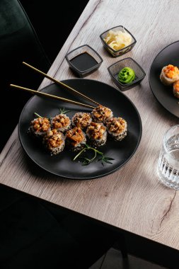 Yılanbalıklı suşi rulosu. Asya restoranı menüsü