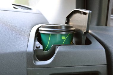 Arabanın bardak tutacağındaki yolda seninle bir bardak kahve.