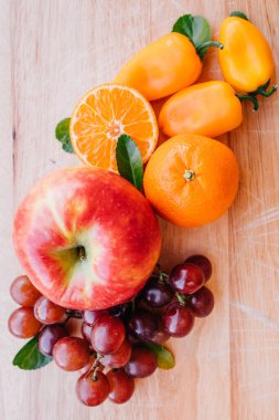 meyve ve sebzelerle ahşap kesim tahtasındaki organik ürünler