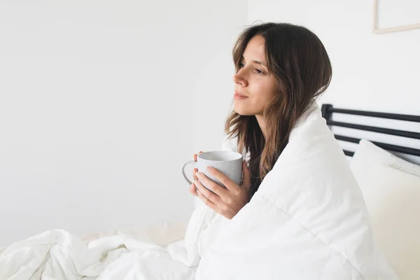 Woman Holding Mug Bed Cozy Comfortable — Stock fotografie