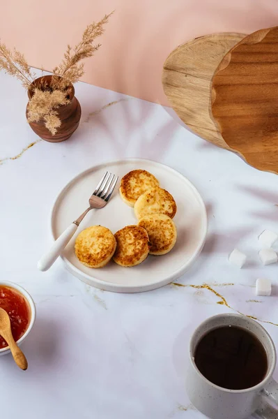 Quark Pfannkuchen Auf Einem Teller Tee Honig Frühstück — Stockfoto
