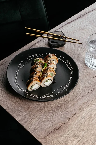 Sushi Rolka Úhořem Talíři Asijská Restaurace Menu — Stock fotografie