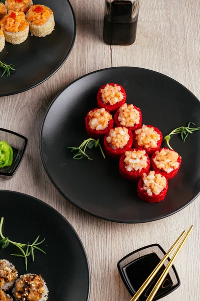 Mehrere Arten Von Sushi Rollen Tellern Auf Dem Tisch Sojasauce — Stockfoto