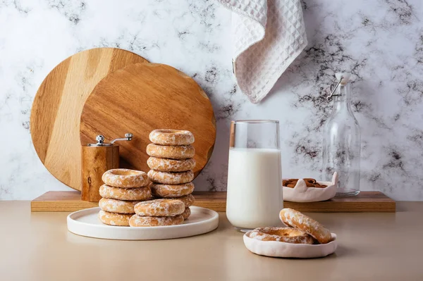 Melk Een Glas Bagels Glazuur Achtergrond Van Een Marmeren Keukenmuur — Stockfoto